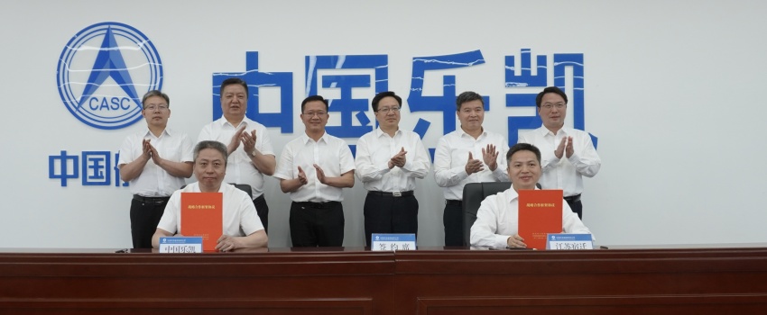 中國(guó)樂(lè)凱與宿遷市簽訂合作協(xié)議 侯景濱、李東會(huì)見(jiàn)宿遷市委書(shū)記陳忠偉并共同見(jiàn)證簽約